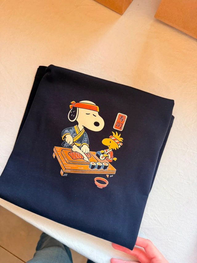 Remera Snoopy Sushi